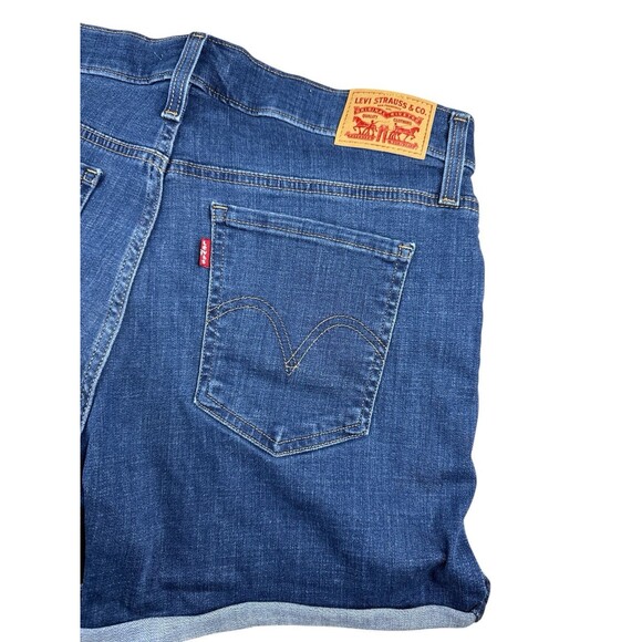 Levi’s Mid Length Denim Super Soft Short Size 30 Women’s Medium Wash Cuffed - Picture 3 of 7